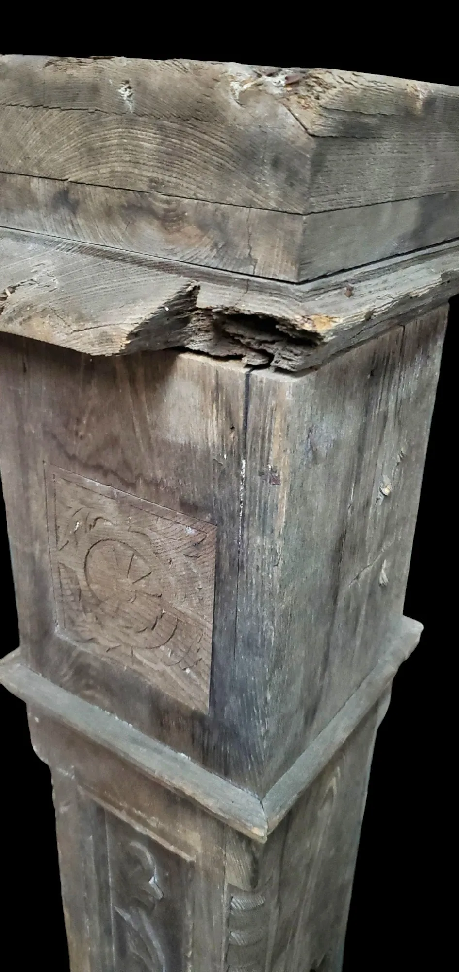 Carved Newel Post GAM0261